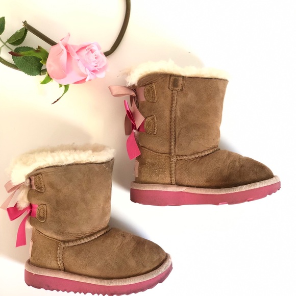 Little girl UGG boots with pink accent bows - Picture 4 of 9